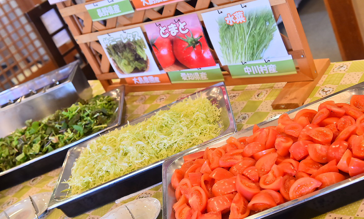 地元産の新鮮野菜にこだわったサラダバー